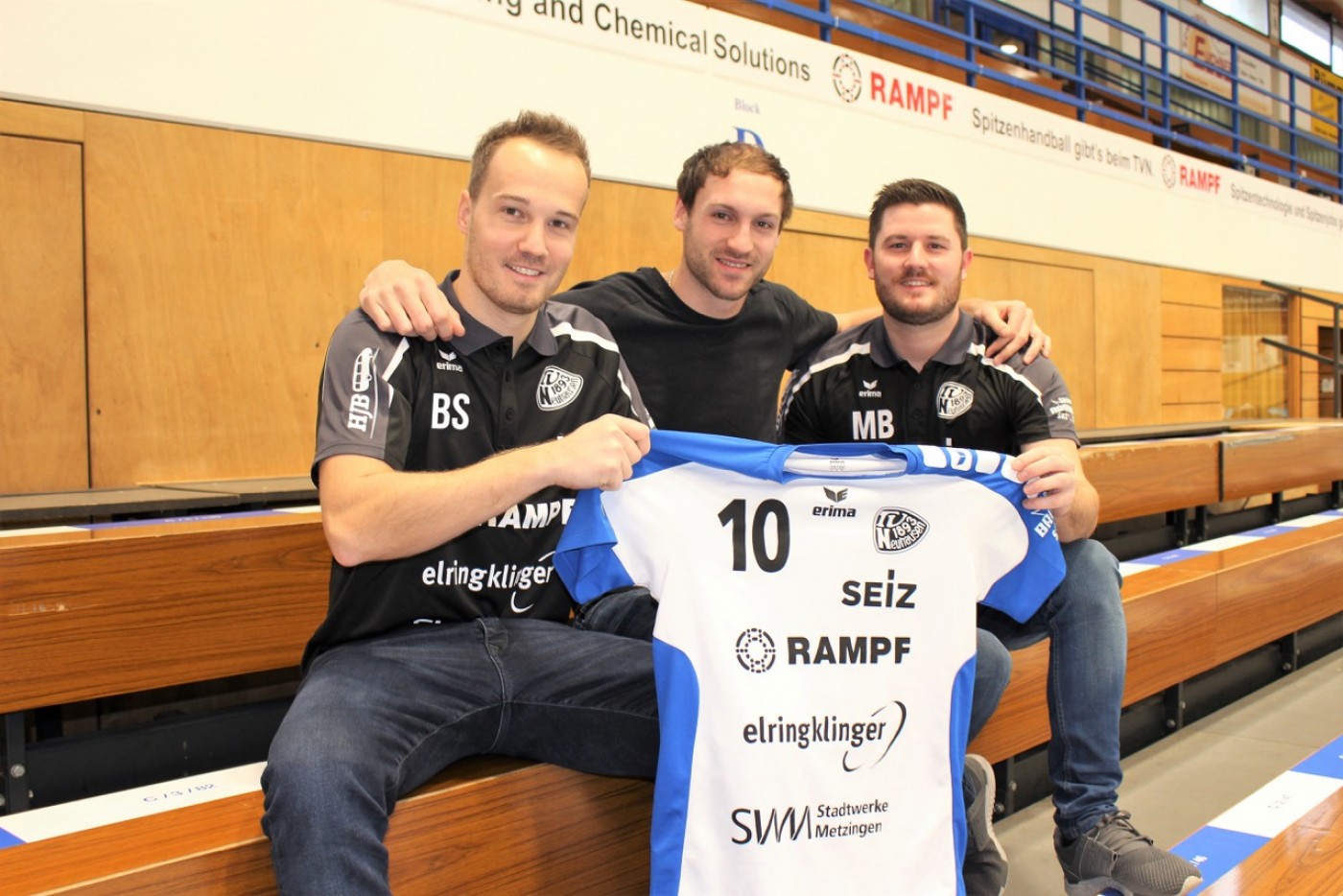 VN-Teammanager Benjamin Schweizer (links) und Trainer Markus Bühner (rechts) freuen sich über die Zusage von Neuzugang Maximilian Friessnig.